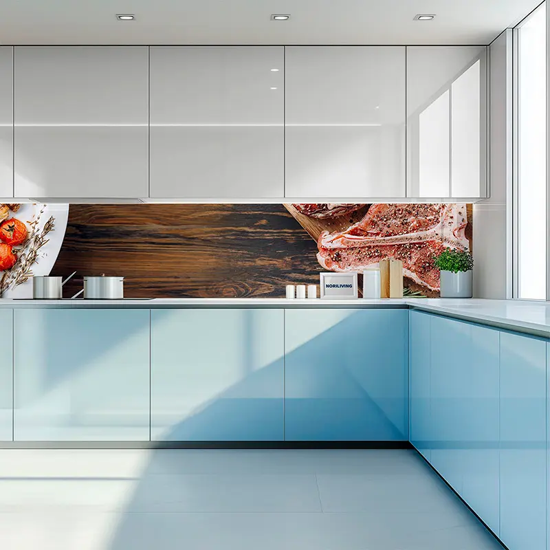 Küche mit hellblauen Fronten und Holz-Motiv Glasrückwand