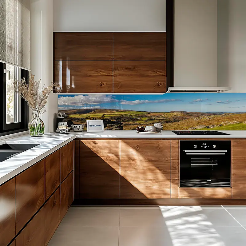 Moderne Küche mit Holzfronten und Landschafts-Spritzschutz
