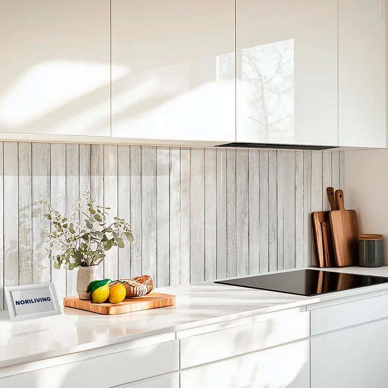 Weiße Küche mit Arbeitsplatte, Schneidebrett und Zitronen