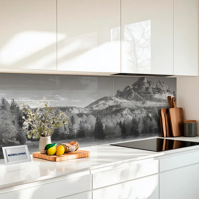 Glasrückwand Küche mit Bergwald-Motiv