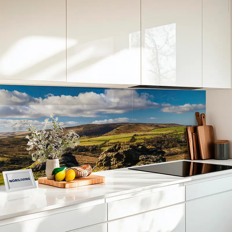Glas-Küchenrückwand mit Landschaftsmotiv über Arbeitsplatte
