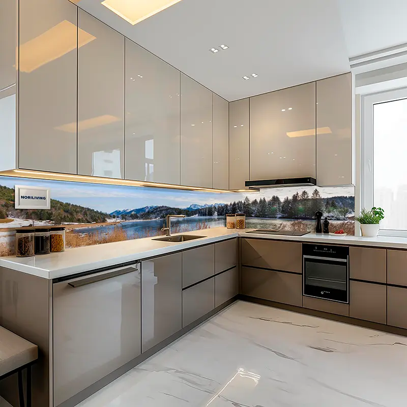 Moderne graue Küche mit Panorama-Rückwand See und Bergen