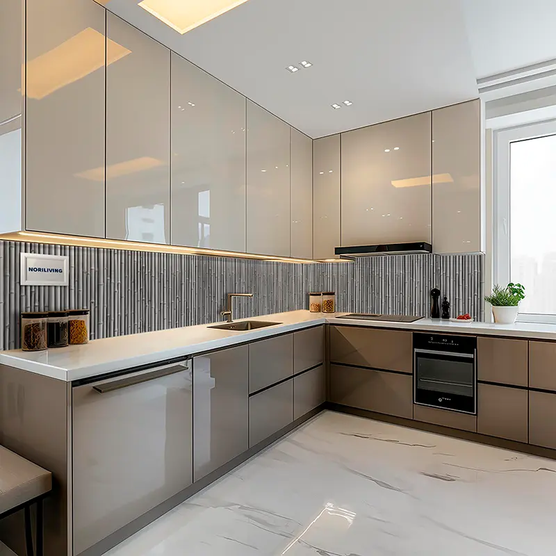 Elegante L-Küche mit Marmorboden und LED-Beleuchtung