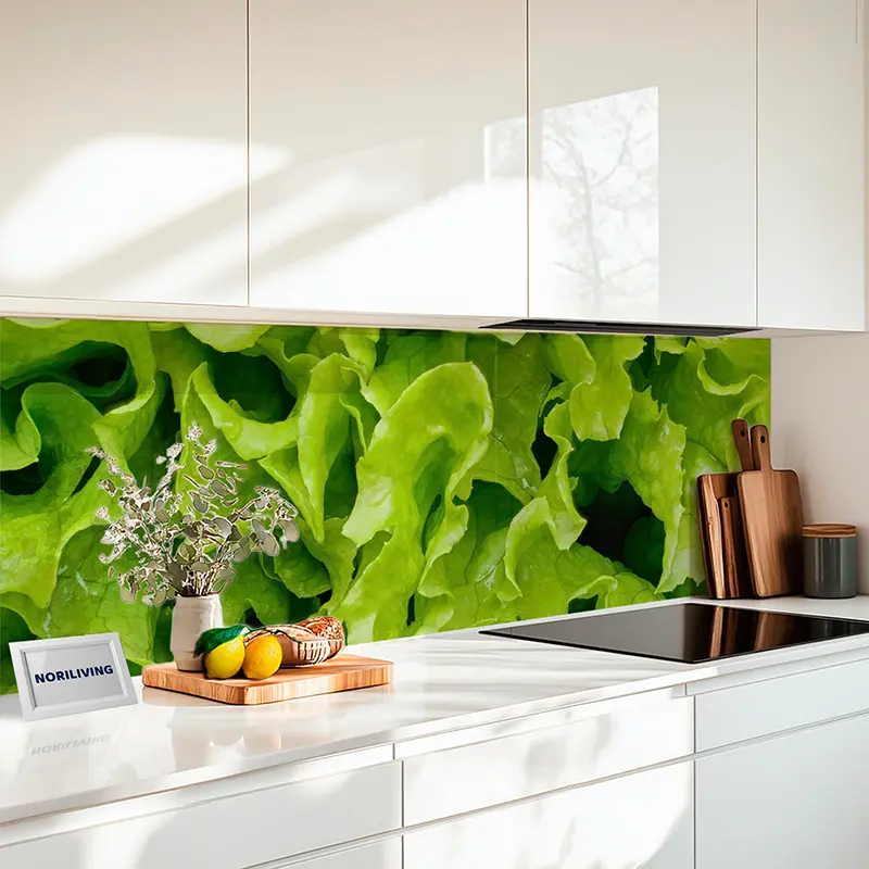Moderne weiße Küche mit Salat-Motiv Rückwand