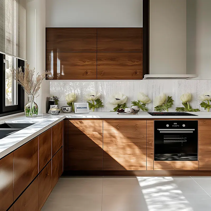 Helle Küche mit weißer Arbeitsplatte und Deko