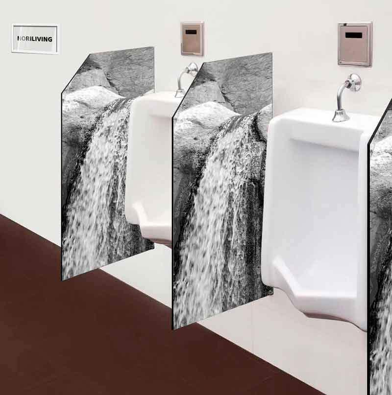 Zwei Urinale mit dekorativen Trennwänden, die Wasserfälle zeigen, in einem modernen Badezimmer.