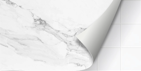Marmorfolie löst sich und zeigt weiße Fliesen