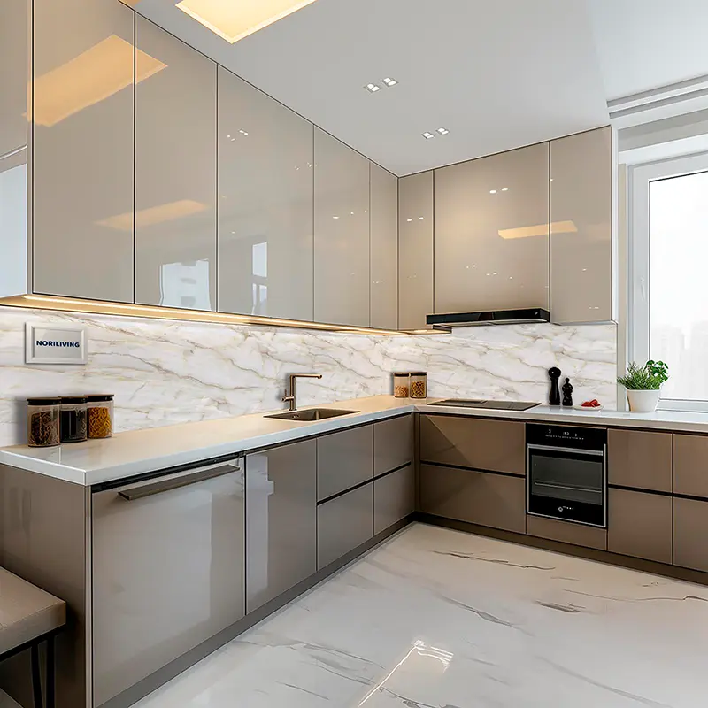 Beige L-Küche mit Marmor-Rückwand und Backofen